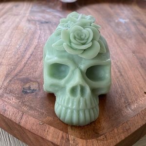 Skull and roses candle green